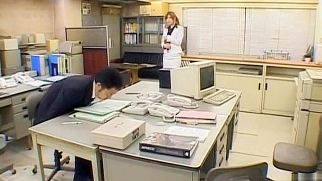 日本の熟女、稲葉美咲が足コキ＆ザーメン発射でオフィスセックスをする