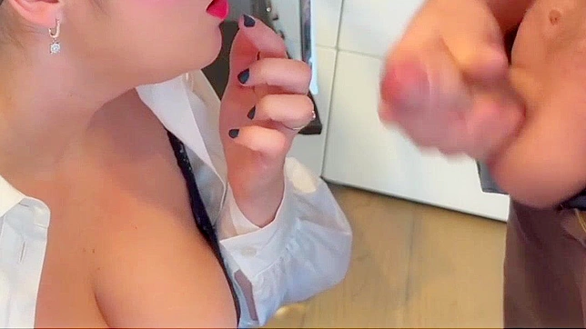 日本の熟女秘書がランチタイム・ポルノ・ビデオでフェイシャルを受ける