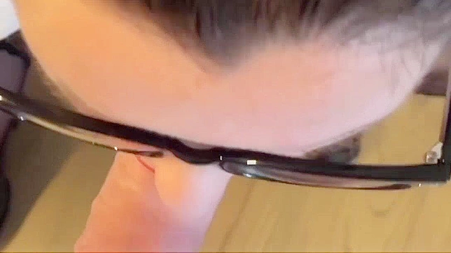 日本の熟女秘書がランチタイム・ポルノ・ビデオでフェイシャルを受ける