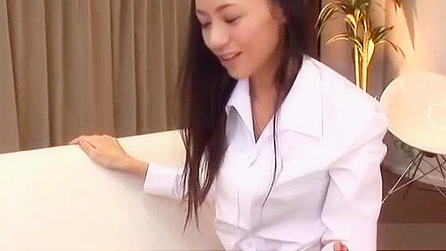 アジア系OL、岸愛乃が刺激的なポルノ・ビデオで足を舐められザーメンを発射される