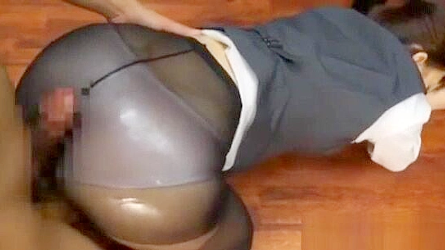 日本のティーン、宮地百合香のディルドとストッキングを使った変態ポルノ・ビデオ