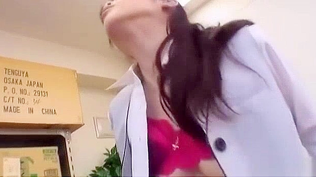 日本人AV女優がストッキング姿でクンニ＆足コキを受ける
