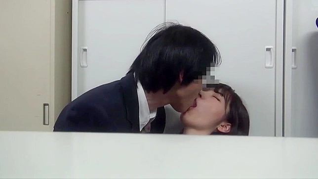 日本のAV女優がオフィスでクリーミーなPOVを受ける