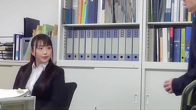 日本のAV女優がオフィスでクリーミーなPOVを受ける