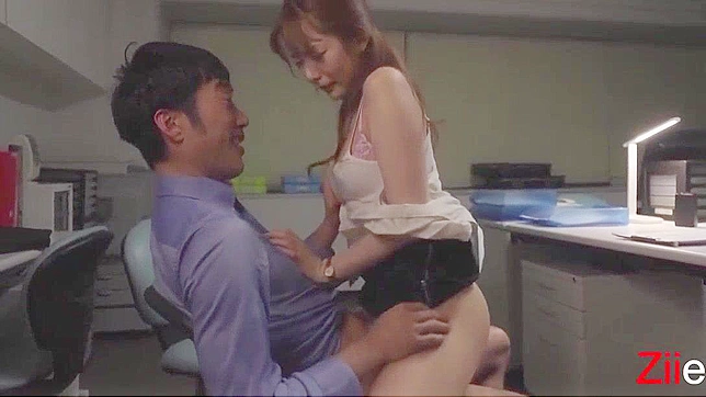 日本のポルノスターがオフィスで喉奥まで挿入される