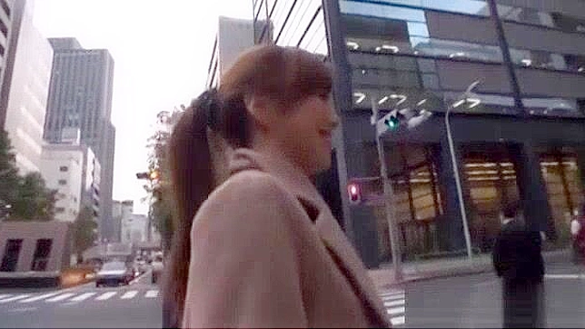 日本のOL、藤沢美羽がグループセックス3Pでディルドを打ち込まれる