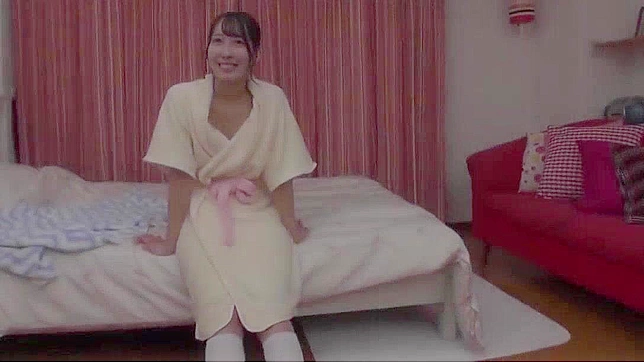 日本のポルノビデオ - 巨根POVとストッキングをはいた毛深いアジア人の潮吹き