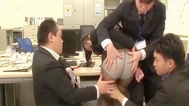 日本人OLの巨乳とディープスロートのグループセックス