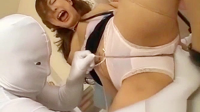 キュートなOLが日本のポルノビデオでハードコア・フェラチオを受ける