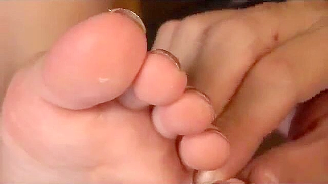 XXX Asian Teen Shows Off Her Sexy Tootsies – Exposed!!