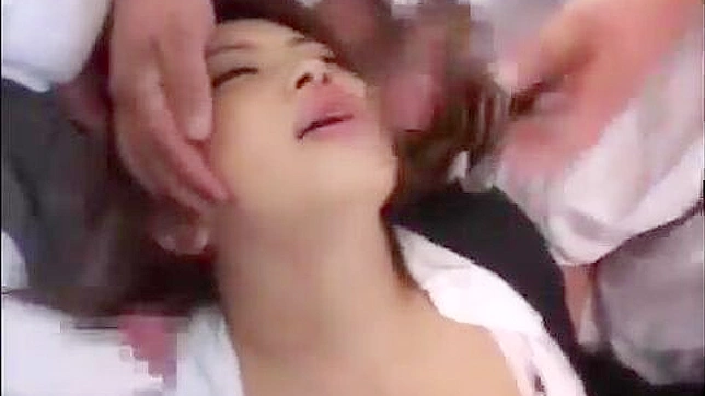 日本人女性が、顔をキャンバスに見立てて、クリーミーなザーメンを全身に浴びる！