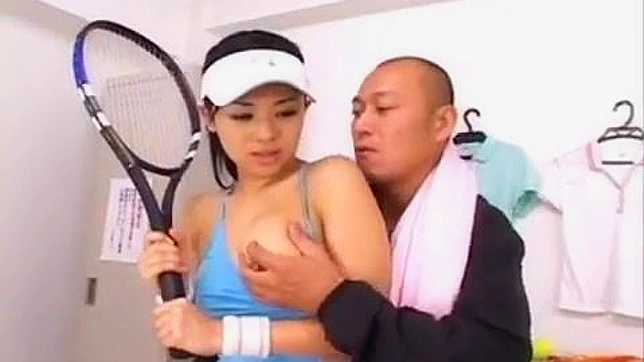 汗だくのテニスコーチが激しくクンニし、さらに粘着性の授業を行う