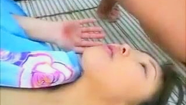 日本人の淫乱女！網タイツ姿の少女が激しくヤラれる - 淫らなアクションが満載のXXXビデオ