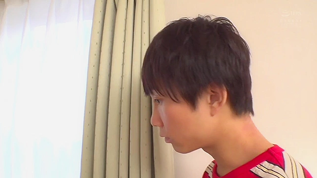 セクシー熟女・田中ひとみが、若者の視線を浴びながらムチムチの乳首を弄ぶ。
