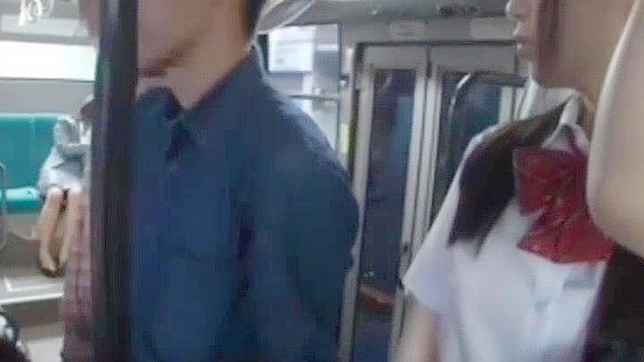 日本のアダルトビデオ - アジアの誘惑女が公共交通機関で教師を誘惑する
