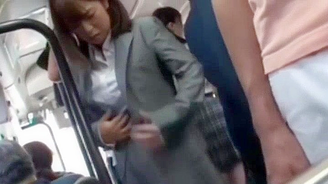 日本のアダルトビデオ - アジアの誘惑女が公共交通機関で教師を誘惑する