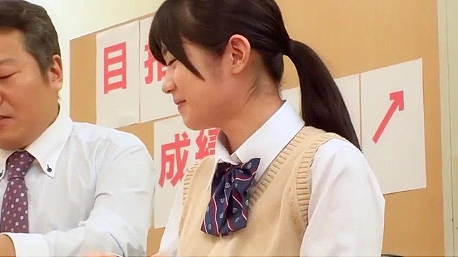 日本の女子校生が制服姿のセクシー教師に犯される！