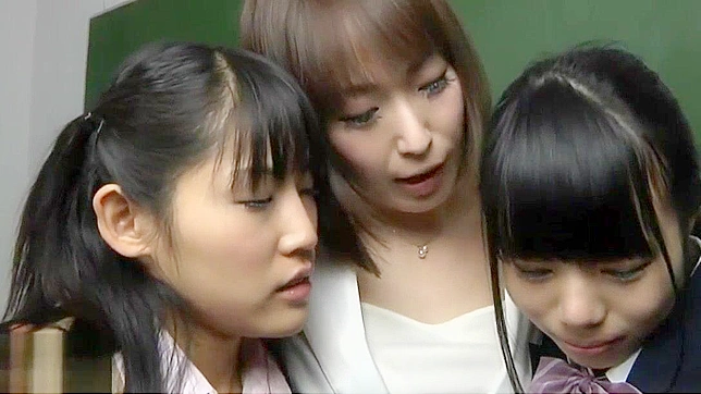 日本のレズビアンが女子校生3Pで尻舐めを教える