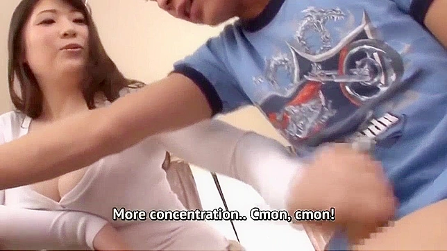 日本のポルノビデオ - テーブルの下で生徒が教師の顔にクンニする