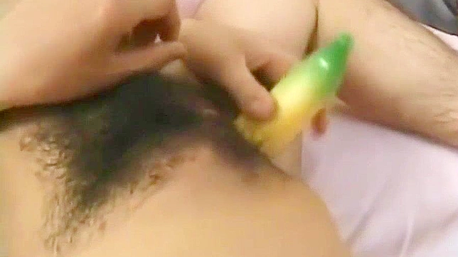 日本の熟女が若い男の子に喜ばせ方を教える - HDポルノビデオ
