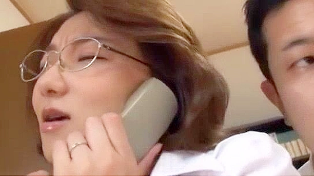 日本の熟女、高橋ミオが若いホット・スタッドにおっぱいを舐められる！