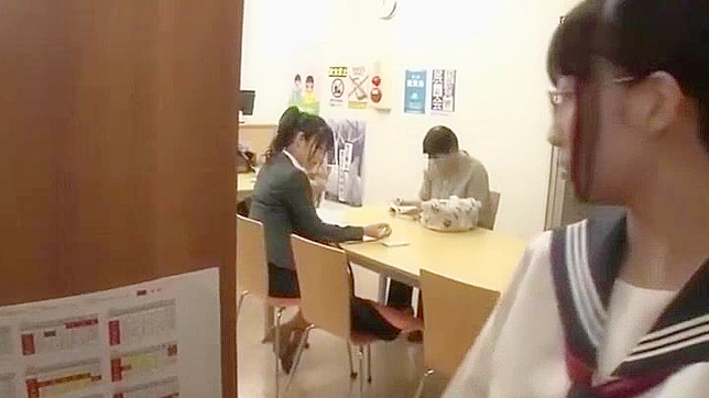 日本の女子校生が図書館のポルノビデオで教師を誘惑する