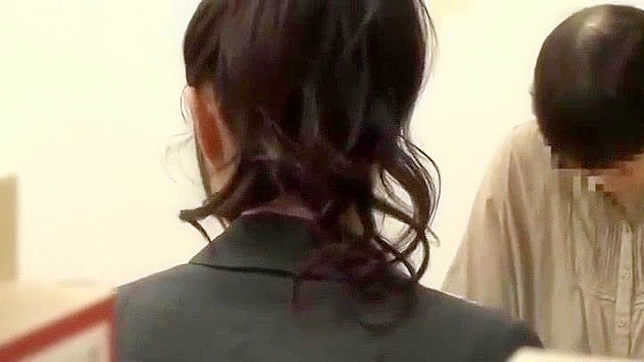 日本の女子校生が図書館のポルノビデオで教師を誘惑する