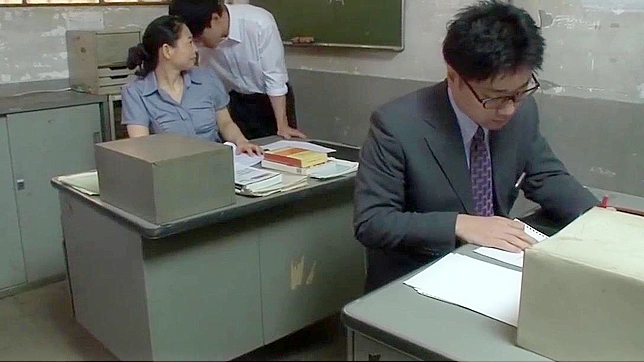 Japanese MILF in Pantyhose Fingering Creampie Office Romp