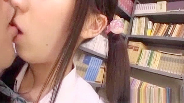 日本の女子校生、板野ゆうきが熱い教師に犯される！