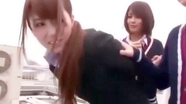 日本の女子校生3P - 従順な教師が若い恋人たちの欲望に屈服する