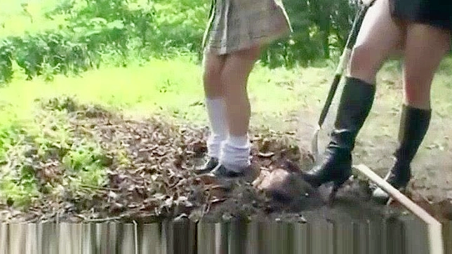 女子高生教師が土に埋められた放尿ポルノ動画が公開される！