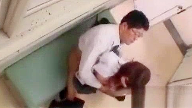 日本の女子校生が教師にベンチで犯される