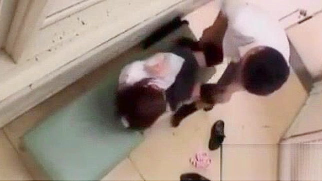 日本の女子校生が教師にベンチで犯される