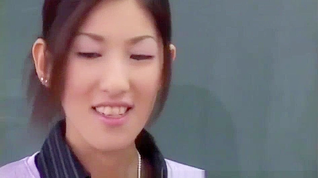 日本の女子校生ポルノ - 従順な教師との辱め＆ザーメンプレイ