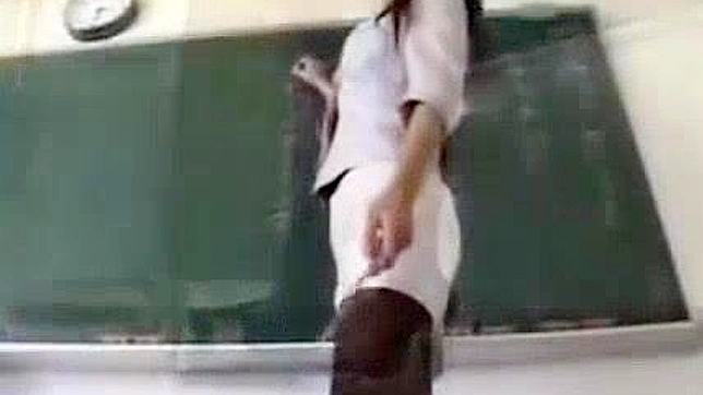 日本の女子校生がミニスカートとパンスト姿で生徒を誘惑する！