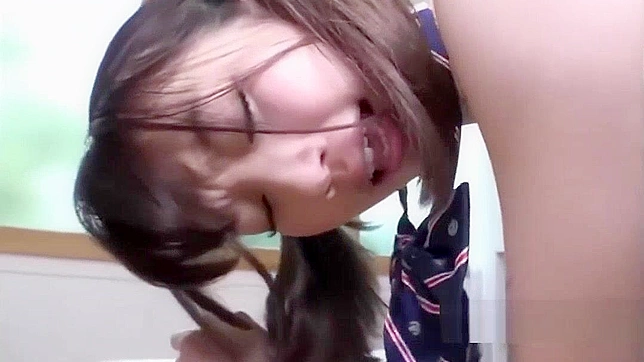 日本の女子校生、星咲セイラ衝撃的な細いボディが熱い教師に叩かれる！