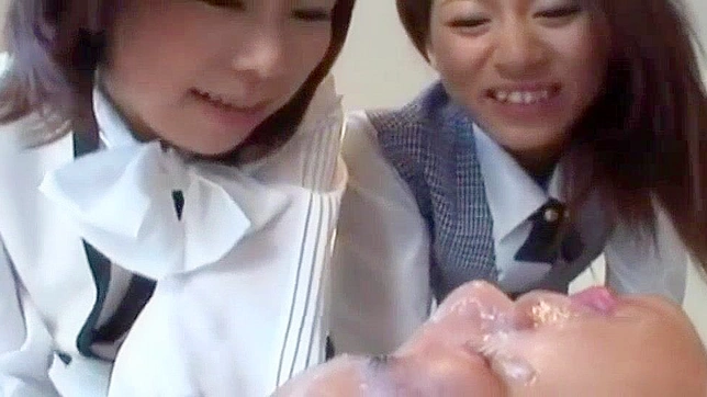 日本の女子校生フェチ - 二人の少女が教師の顔に唾を吐く (Femdom Spitting)