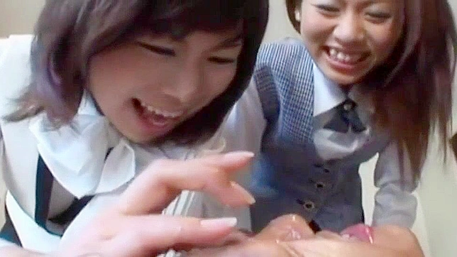 日本の女子校生フェチ - 二人の少女が教師の顔に唾を吐く (Femdom Spitting)