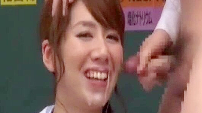 日本の女子校生が公開ぶっかけセッションで濡れて乱れる