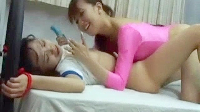 日本のレズビアン・バレエ教師が官能的なポルノビデオで生徒を支配する