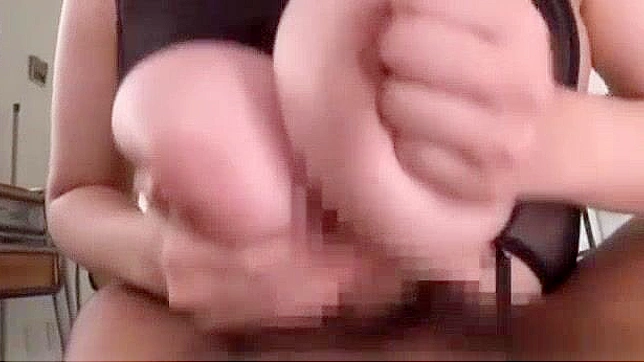 日本のポルノ女優、中村チエが硬い棒でタイトな乳首を吸う