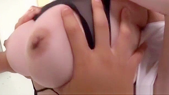 日本のポルノ女優、中村チエが硬い棒でタイトな乳首を吸う