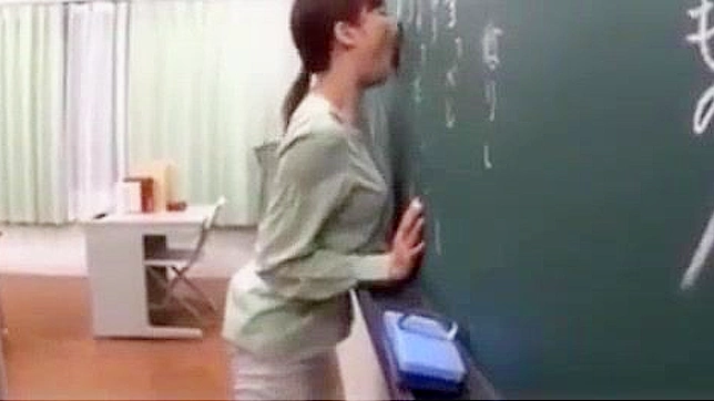 日本のグローリーホールの教室での陰謀が明らかになった！