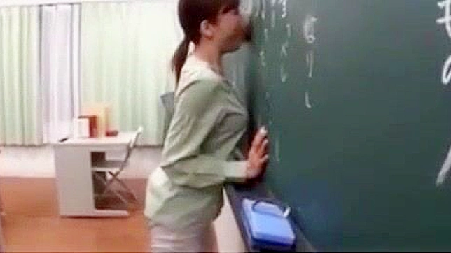 日本のグローリーホールの教室での陰謀が明らかになった！