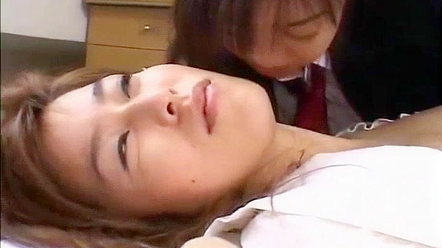 日本の女子校生羽生めい、鼻くすぐりフェチビデオで先生のアロマBOを嗅ぐ！