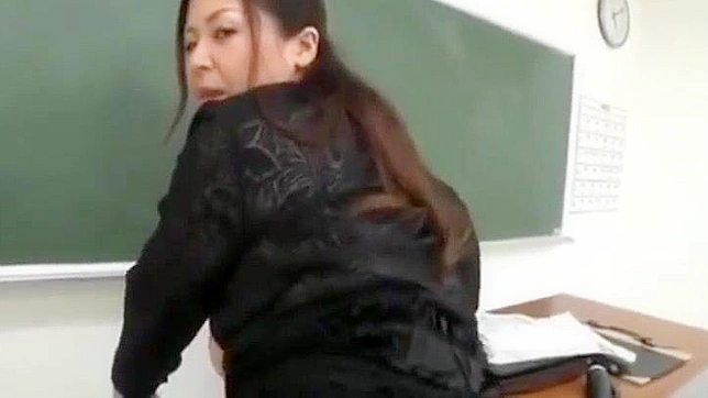日本人のミルフ教師が教室でセクシーに乱れる