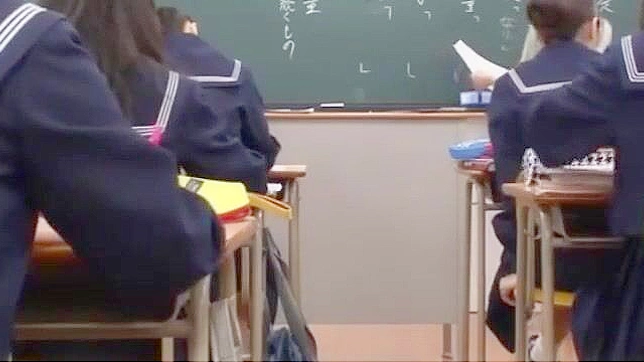 日本人教師のブラックボードレッスンが官能的な発見につながる