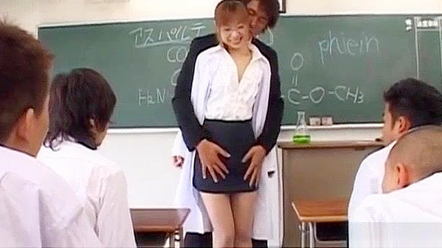いたずらな逢沢ひな、教室のポルノビデオで激しく犯される-日本語教師の性的冒険