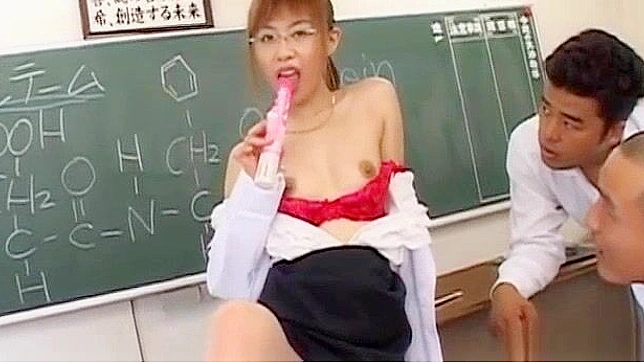 いたずらな逢沢ひな、教室のポルノビデオで激しく犯される-日本語教師の性的冒険