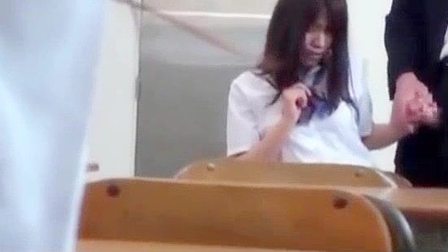 日本の女子校生が教室でムラムラした女教師に犯される！